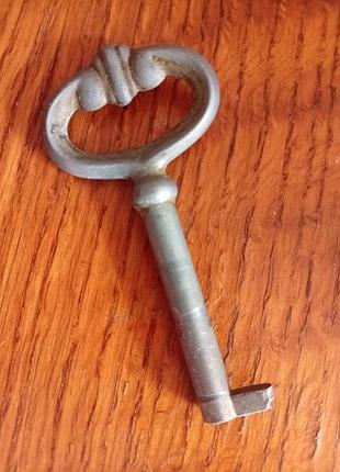 Меблевий вінтажний ключ. старовинний вінтажний скелетний ключ (skeleton key), який часто використовується для меблів або дверей.