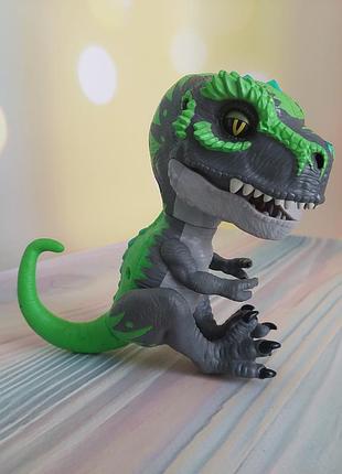 Интерактивный динозавр t-rex "tracker" из серии fingerlings untamed от компании wowwee