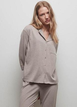 Зручна бежева піжамна сорочка primark з мякої ребристої тканини.