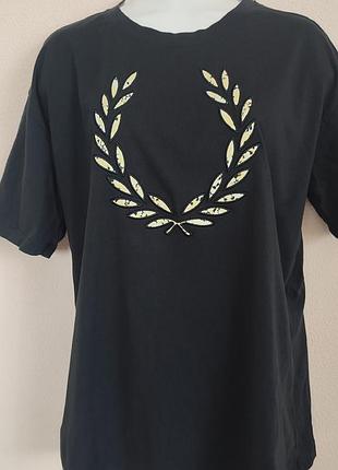 Чорна оригінальна  жіноча футболка fred perry вирізняється великим вишитим  лавровим вінком на грудях.