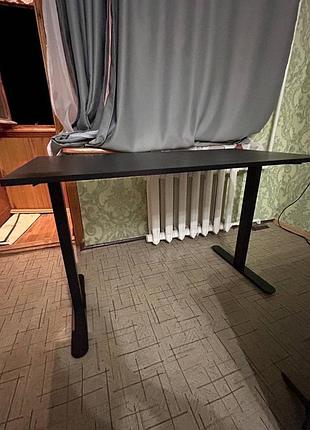 Чорний компʼютерний стіл