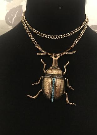 Величезний бронзовий хрущ на ланцюжку