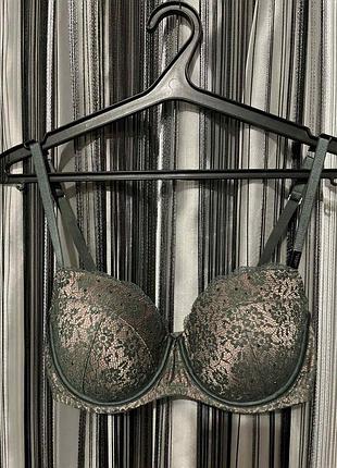 Очень красивый бюстгальтер от всемирно известного бренда victoria secret. original. р-р 34dd (в американской сетке), 75f (евр. р-р)