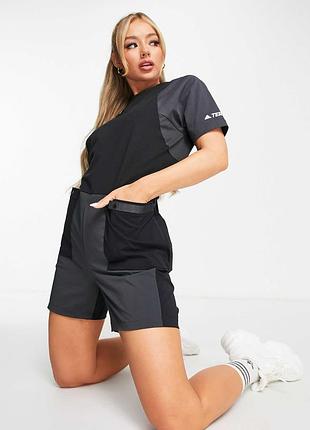 Черный комбинезон adidas terrex с функциональными карманами и логотипом на рукаве оригинал