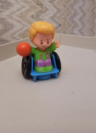 Фигурка fisher price little people мальчик на инвалидной коляске играет в баскетбол