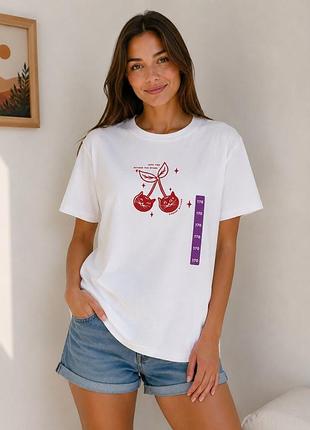 Біла футболка oversize з принтом “cherry cats”  стильна біла футболка вільного крою