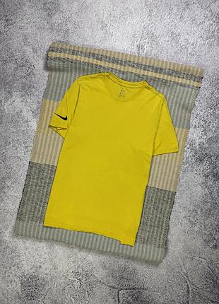 Базова чоловіча футболка nike swoosh