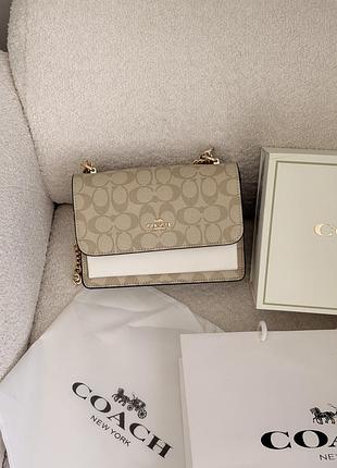 Сумка coach mini klare crossbody in signature canvas молочно-белый
