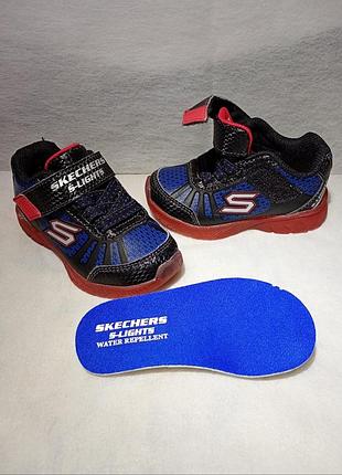 Детские кроссовки известного бренда skechers из серии s-lights 
код модели (sn): 401520n. технологии: water repellent. размер 22, длина стельки 14 см