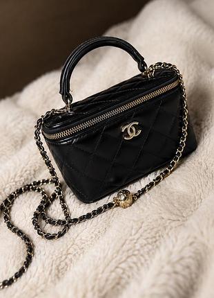 Сумка chanel шкіряна (в чорному кольорі, майже нова, дефектів немає)