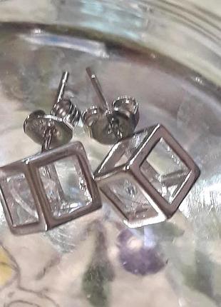Серьги серебро 925 новые!
внутри камушок циркон который двигается!
интересная модель,прядно и аккуратно смотрится на ушках.цвяшки!