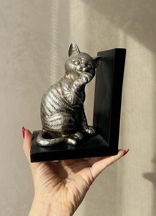 Тримачі для книг 2
