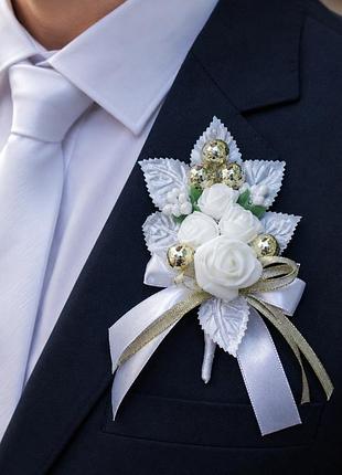 Весільна бутоньєрка біло-золотиста