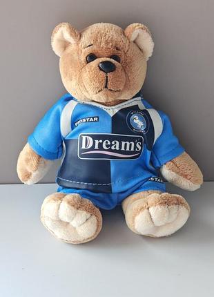 Плюшевый мишка, одетый в футбольную форму клуба wycombe wanderers с логотипом спонсора «dream's»