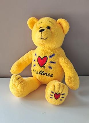 Hallifax new zealand plush bear 9" with red wooden chair, коллекційний медведик жовтого кольору з серденьками, м'яка іграшка