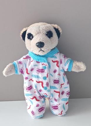 Коллекционная мягкая игрушка сурикат олег (oleg) из серии meerkovo.игрушка одета в комбинезон с принтом, изображающим различных насекомых.