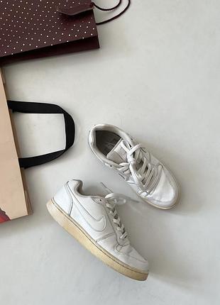 Кросівки nike ebernon low мають класичний тенісний дизайн із шкіряним верхом.