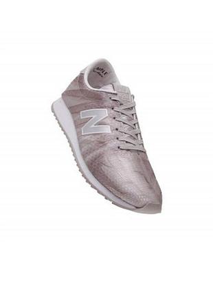 Жіночі кросівки new balance 420 reengineered у блідо-рожевому/ліловому кольорі з фірмовим логотипом "n" з боків.