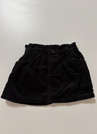 Чорна спідниця від zara виконана з вельветової тканини та має еластичний пояс