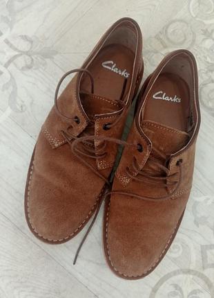 Замшевые туфли clarks в трендовом коричневом цвете. португалия