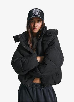 Стеганая куртка bershka черного цвета с капюшоном