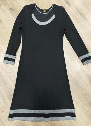 Класичне приталені плаття з сріблястою облямівкою і декольте сіточкою sana