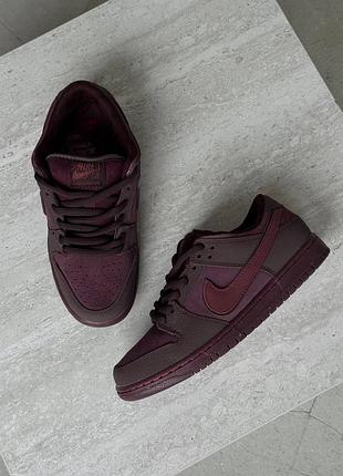 Стильные женские кроссовки nike dunk low burgundy
