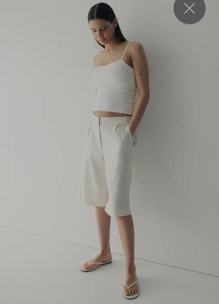 Шикарний білий топ на бретелях з вшитими чашками від h&m.