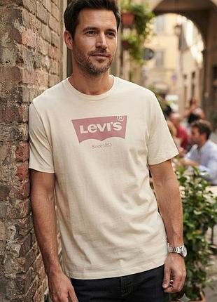 Levi's — стильна базова футболка