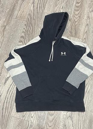 Черное худи under armour с белыми и серыми полосками на рукавах