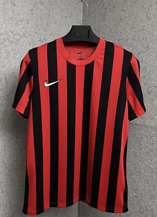 Смугаста спортивна футболка від бренду nike