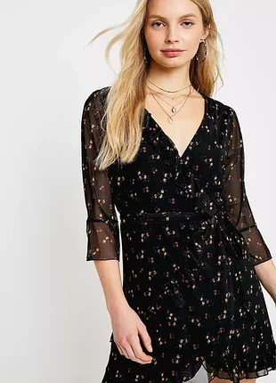 Платье с оборками на запах urban outfitters s