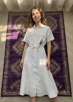 Елегантна лляна сукня-сорочка пропоную стильну та зручну сукню-сорочку  вибір , що поєднує в собі комфорт та витончений зовнішній вигляд.