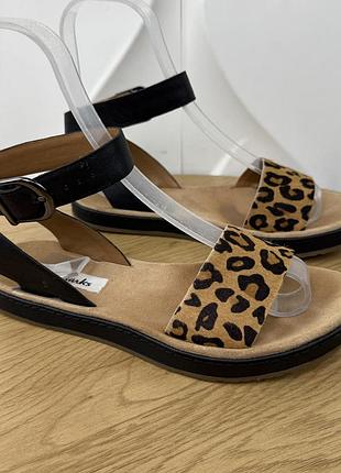 Оригінальні жіночі босоніжки clarks