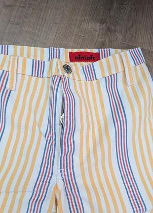 Яркие джинсы levis
