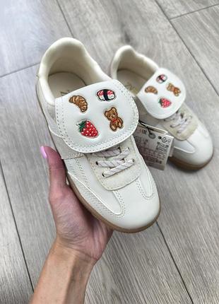 Трендовые кроссовки zara