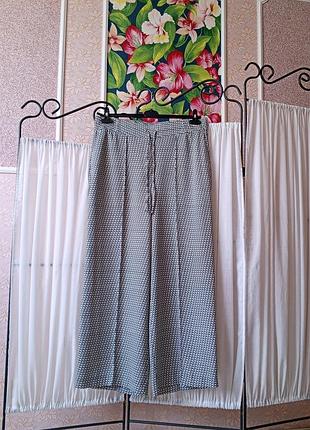 Стильні чорно-білі штани палаццо в принт m&s collection.