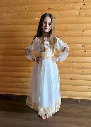 Вышитое платье для девочки белое с золотым на праздник нанесение
