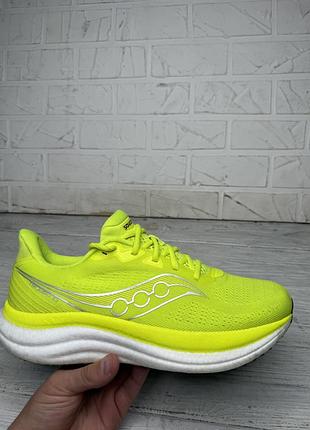 Яркие беговые кроссовки saucony triumph 23