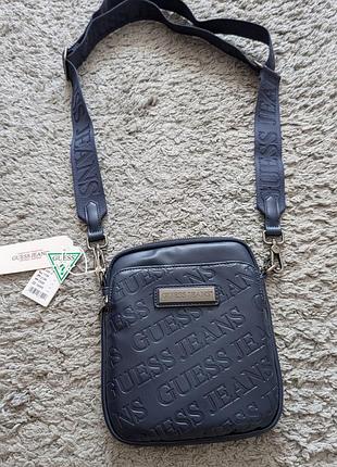 Сумка guess jeans, состояние новой вещи., размер 18 x 20 x 2.5 cm, унисекс, может подойти как для мужчины и женщины