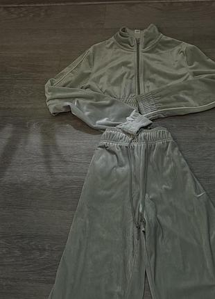 Костюм от бренда "nike"