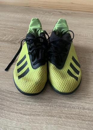 Дитячі футбольні бутси — adidas x tango 18.3 tf у яскраво-жовтому кольорі з чорними елементами.