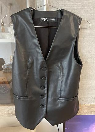 Шкіряна жилетка zara,розмір xs підходить і на s,колір чорний,еко шкіра