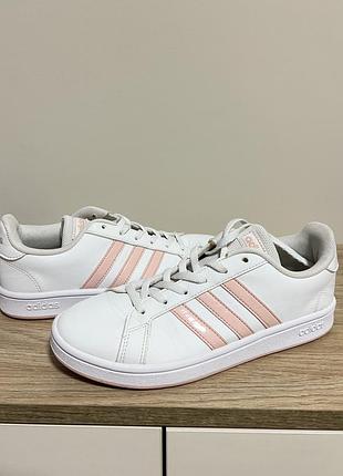 Жіночі кросівки adidas