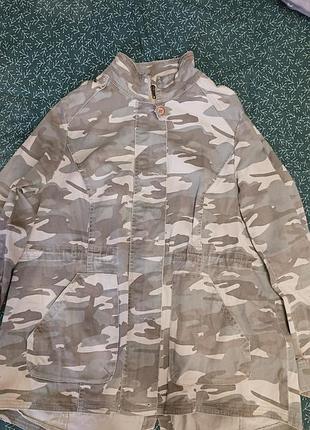 Камуфляжна куртка бренду capsule outerwear.