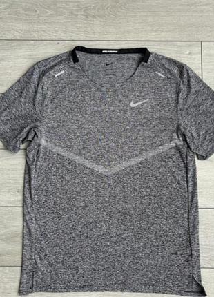 Футболка чоловіча nike