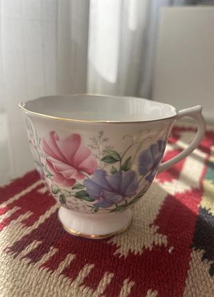 Вінтажна чашка з кістяної порцеляни від royal albert, модель "sweet pea" із серії "friendship".