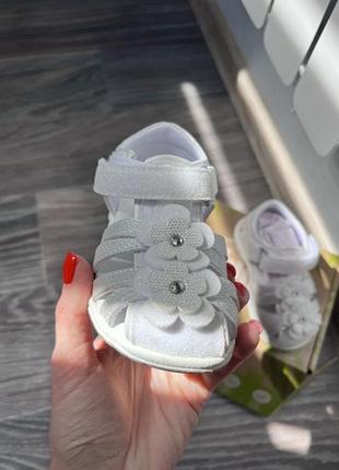 Босоніжки для дівчинки chicco білі, розмір 24