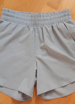 Женские шорты under armour flex woven 5" изготовлены из легкого, эластичного материала, обеспечивающего свободу движений.