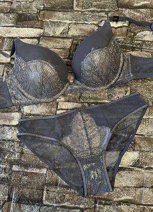 Комплект білизни люкс серії  victoria's secret оригінал 75б (34б) пуш ап трусики с